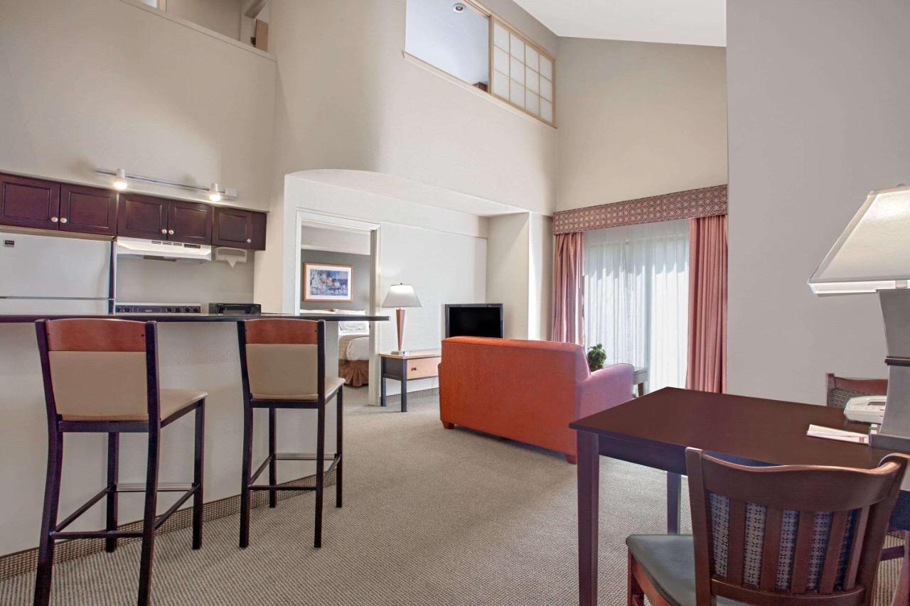 Hawthorn Suites By Wyndham Kent, Wa Extérieur photo