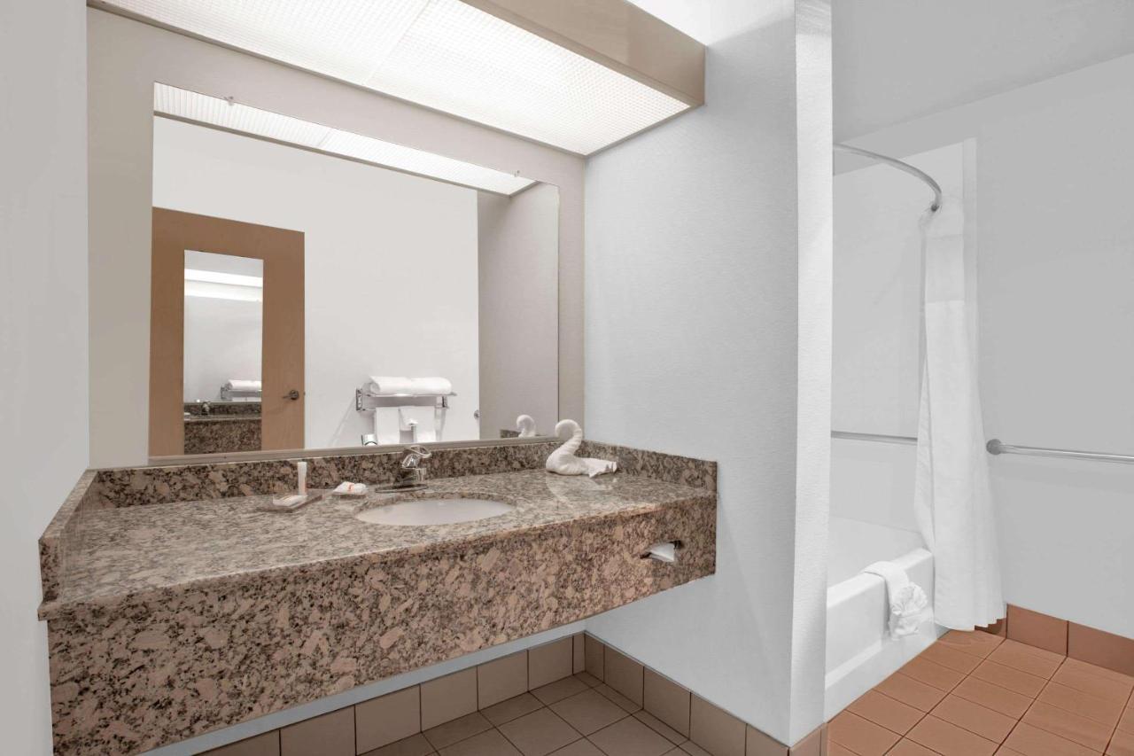 Hawthorn Suites By Wyndham Kent, Wa Extérieur photo